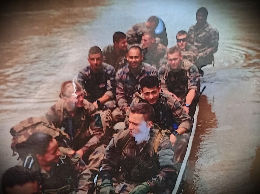 moi sur une pirogue avec mes collegues